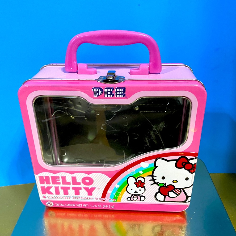 HELLO KITTY 2010 EMBOSSED METAL TOTE w/HANDLE & LATCH PEZ CASE, PLASTIC WINDOW - Picture 9 of 15